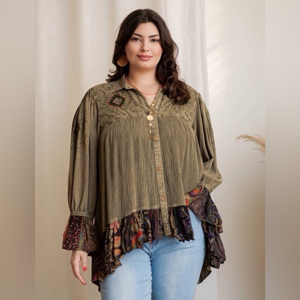 YOUNG THREADS NWT Top Olive Floral Embroidered  Size Small 1X 2X